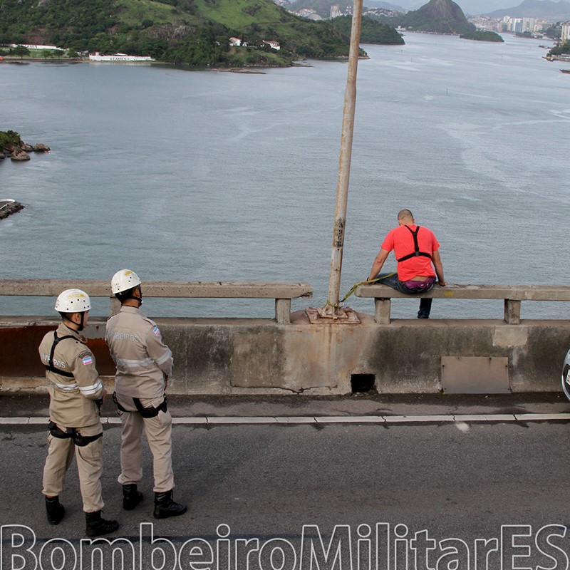 Bombeiros e PM impedem mulher de se jogar de ponte em VG