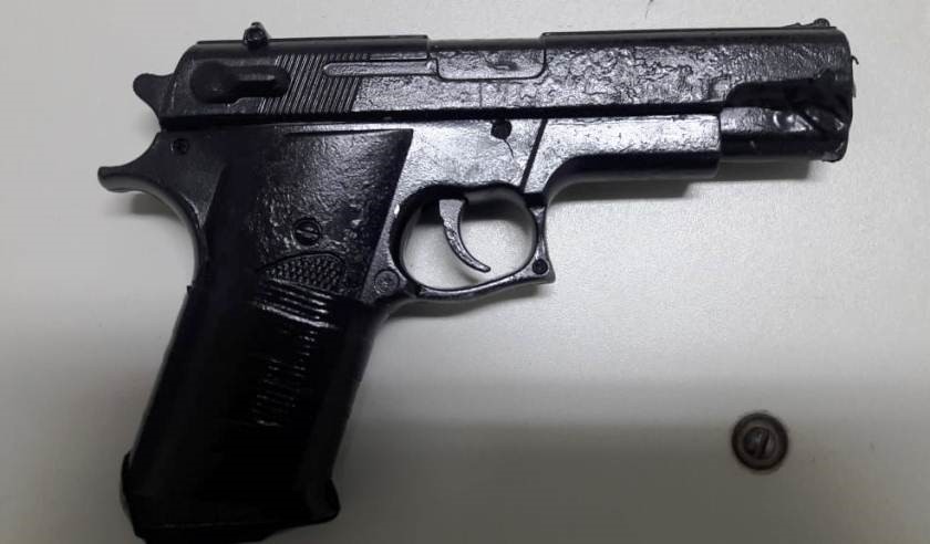 Simulacro de arma de fogo é apreendido pela PM em Barra de São Francisco