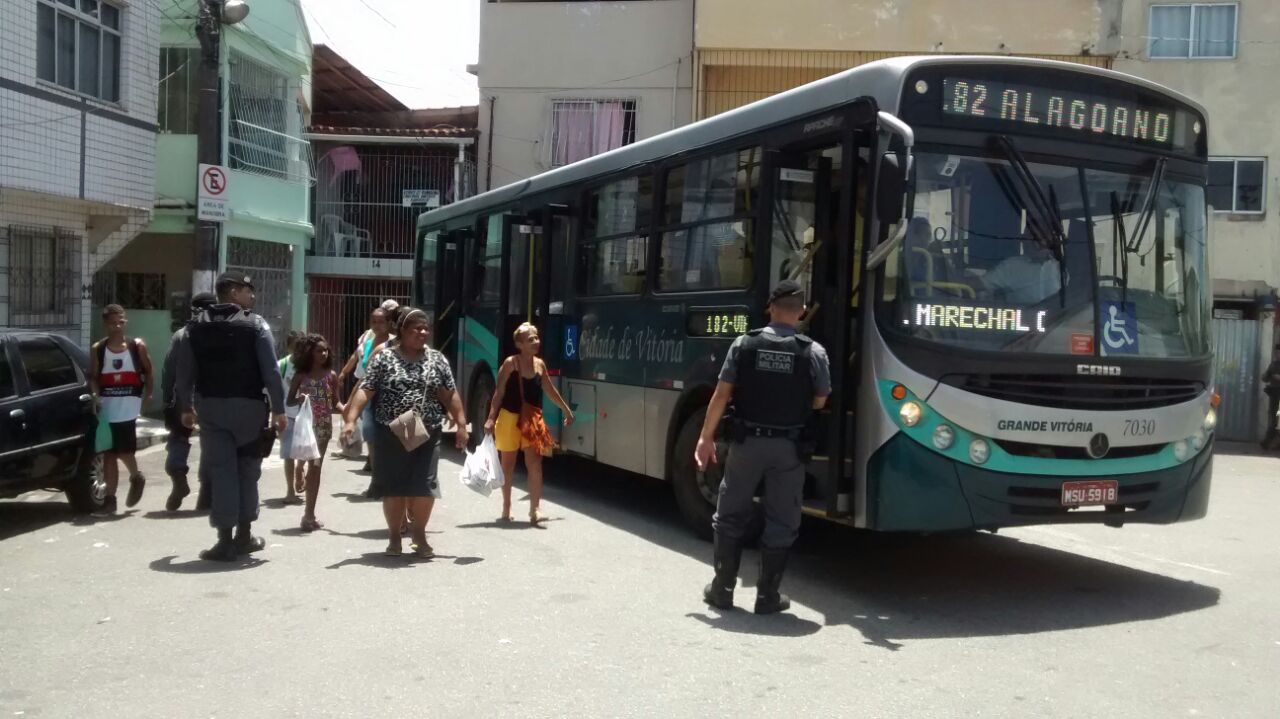 Polícia Militar em ações de abordagens a coletivos-1