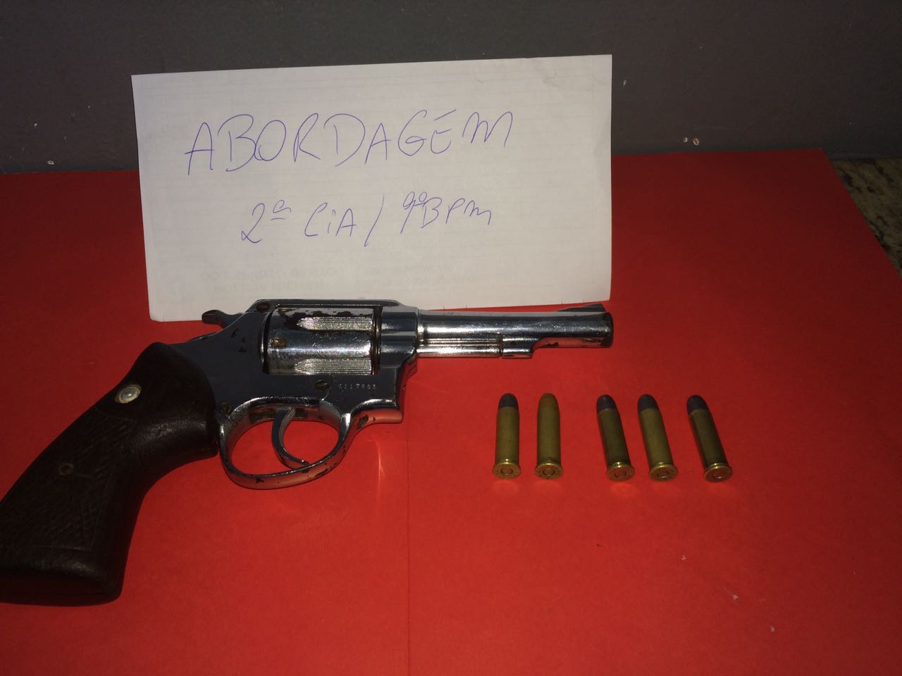 Revólver apreendido no Bairro São Lucas