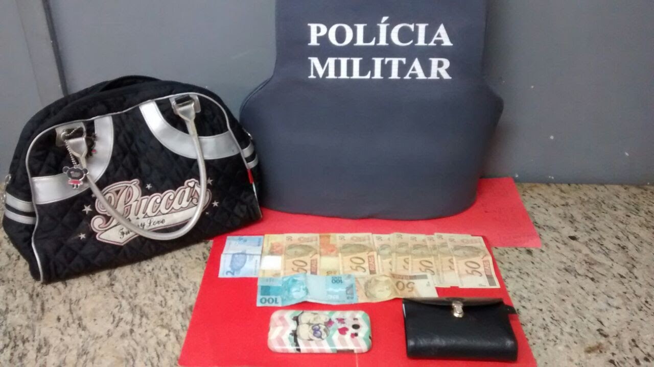 Bolsa e pertences recuperados no Centro