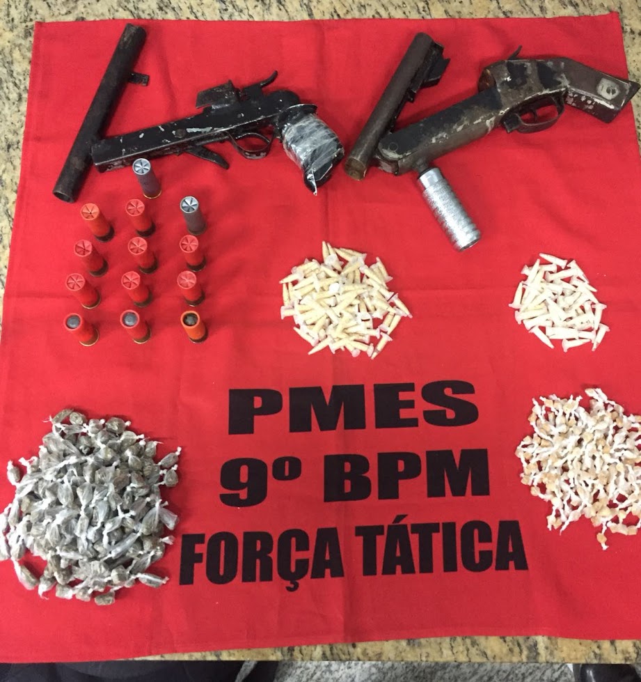 PM prende bando de Vitória com armas e drogas e recupera veículo