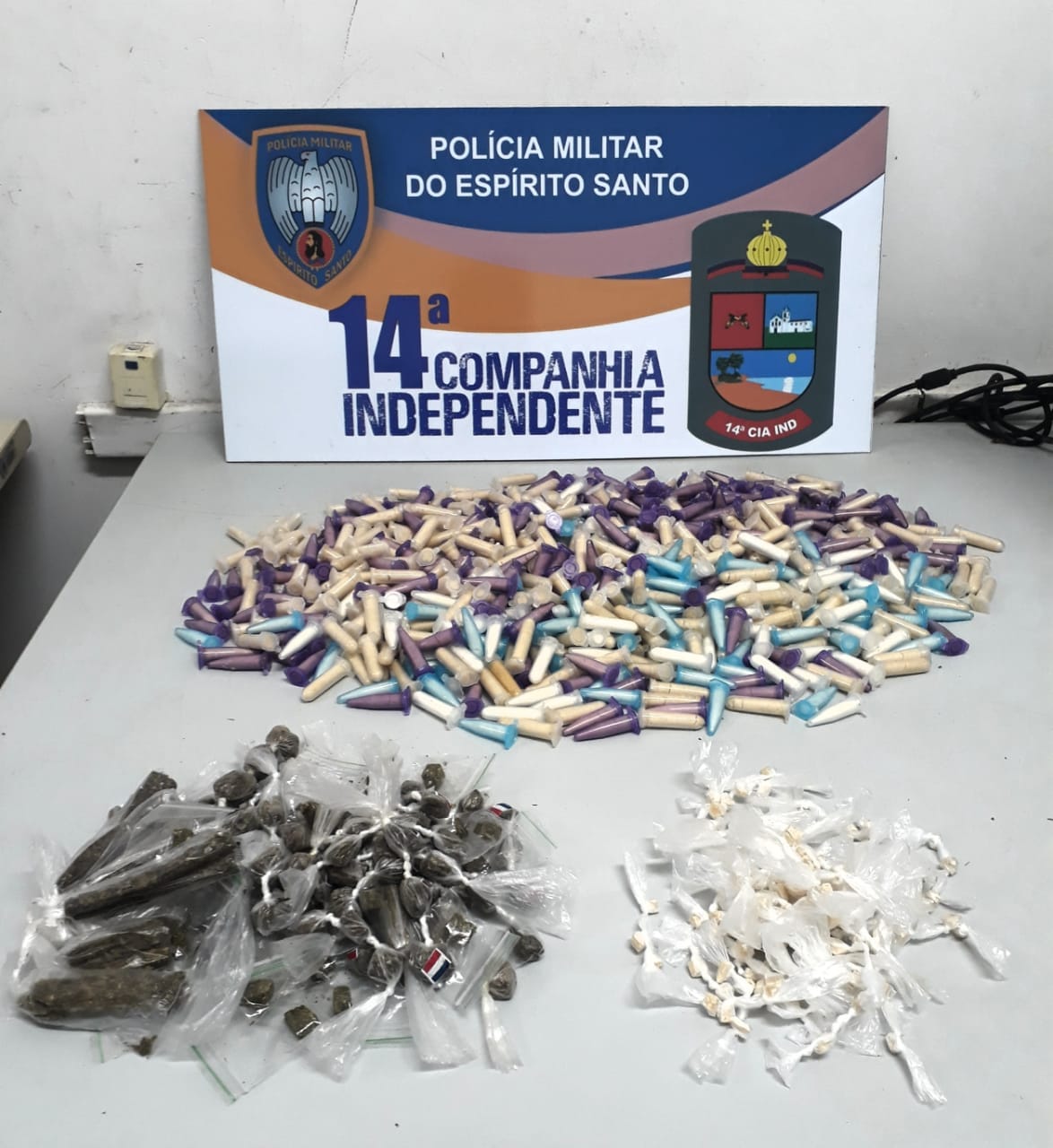PM apreende cocaína, crack e maconha com o auxílio de cães na Serra   