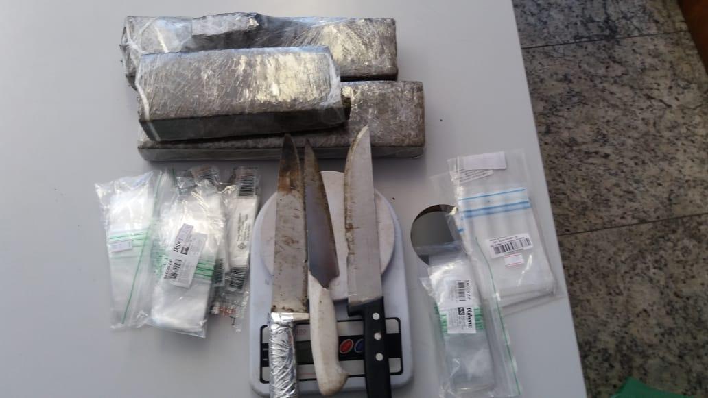 FOTO DE TABLETES DE MACONHA APREENDIDOS EM FEU ROSA