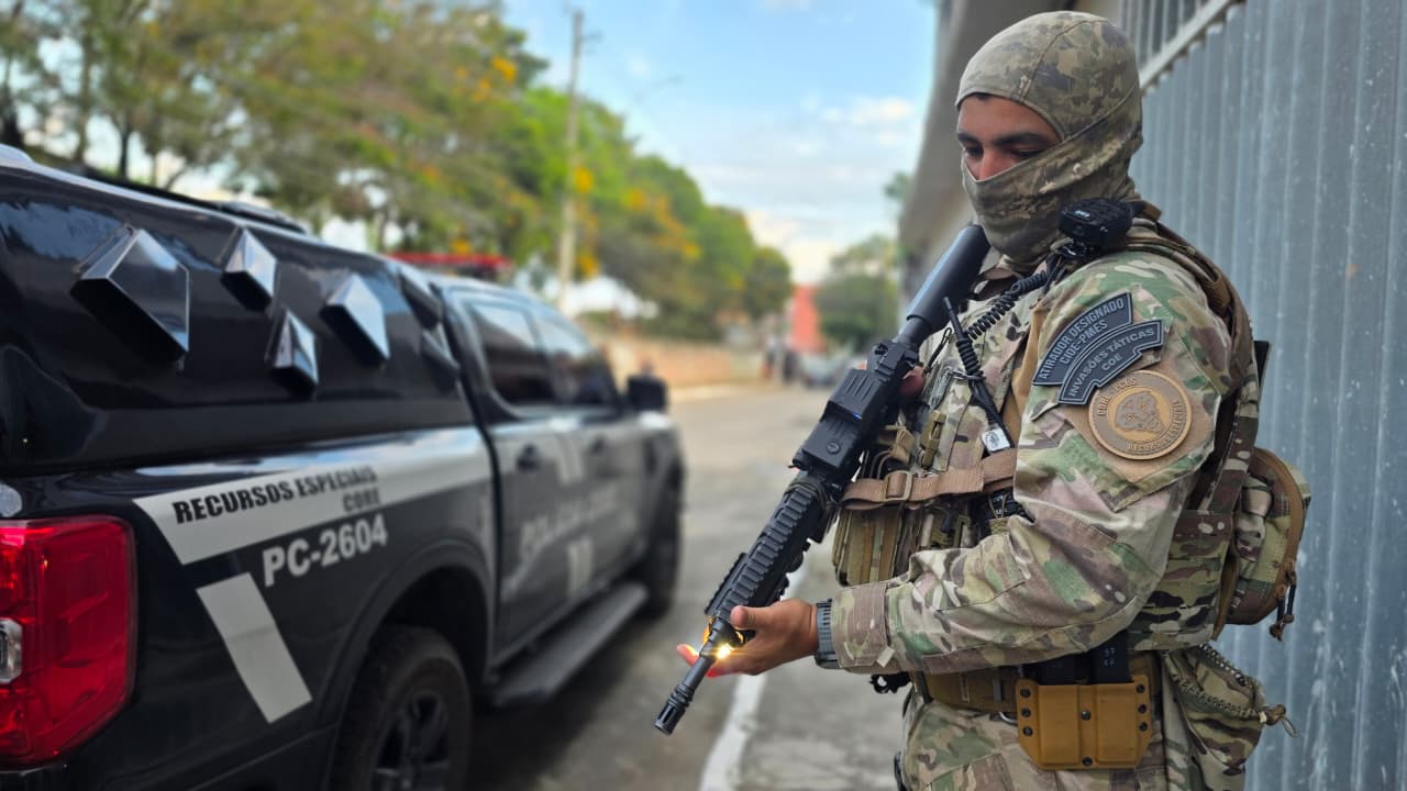 Polícia Civil apreende fuzil e prende cinco em operação contra comércio ilegal de armas na Grande Vitória