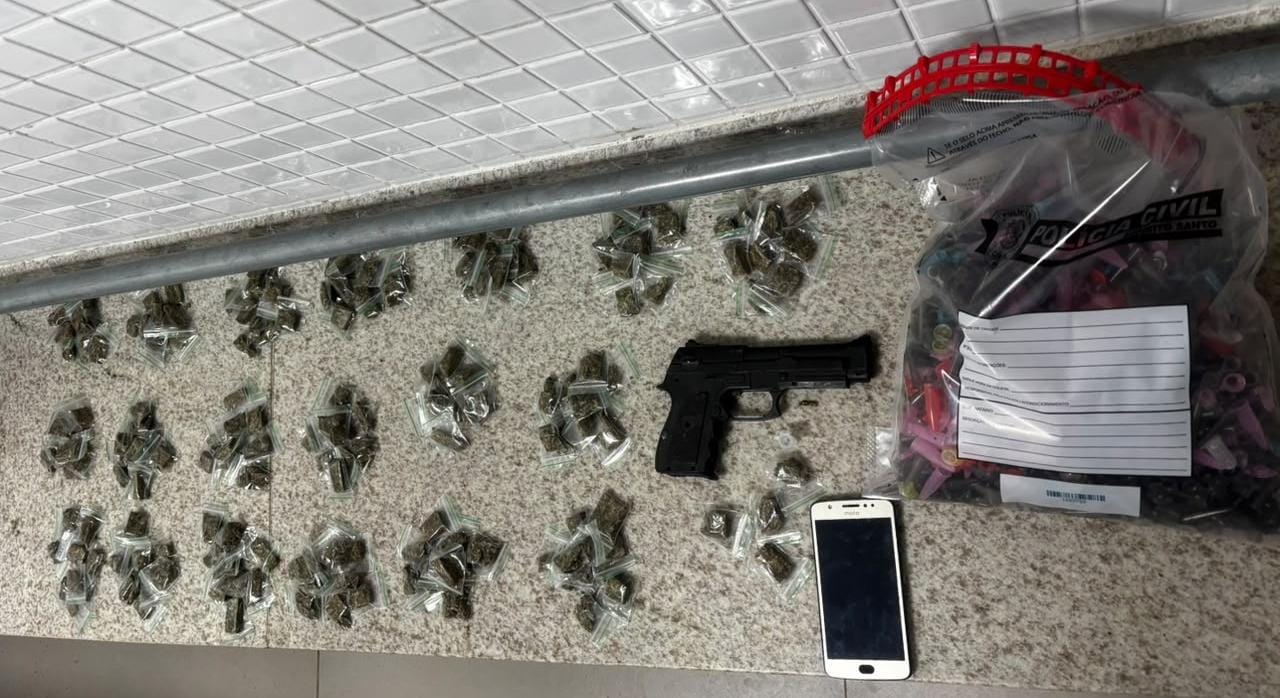 Após fuga de grupo, PM detém indivíduo e apreende drogas em Vitória