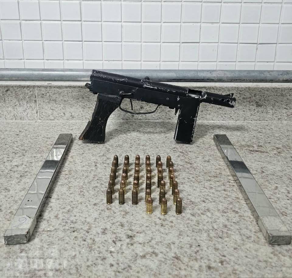 PMES prende homem com submetralhadora e munições em Vitória