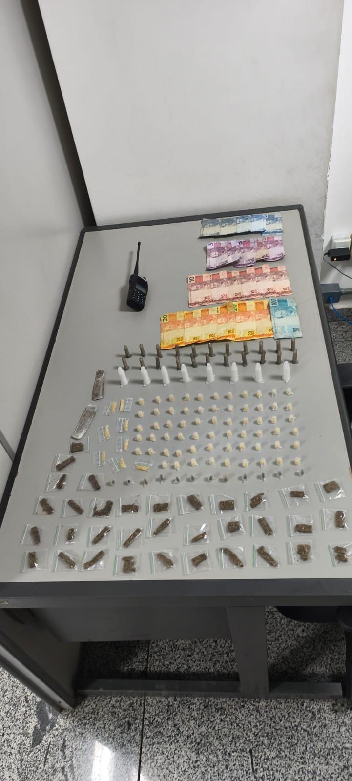 PM apreende adolescente e drogas em Vitória